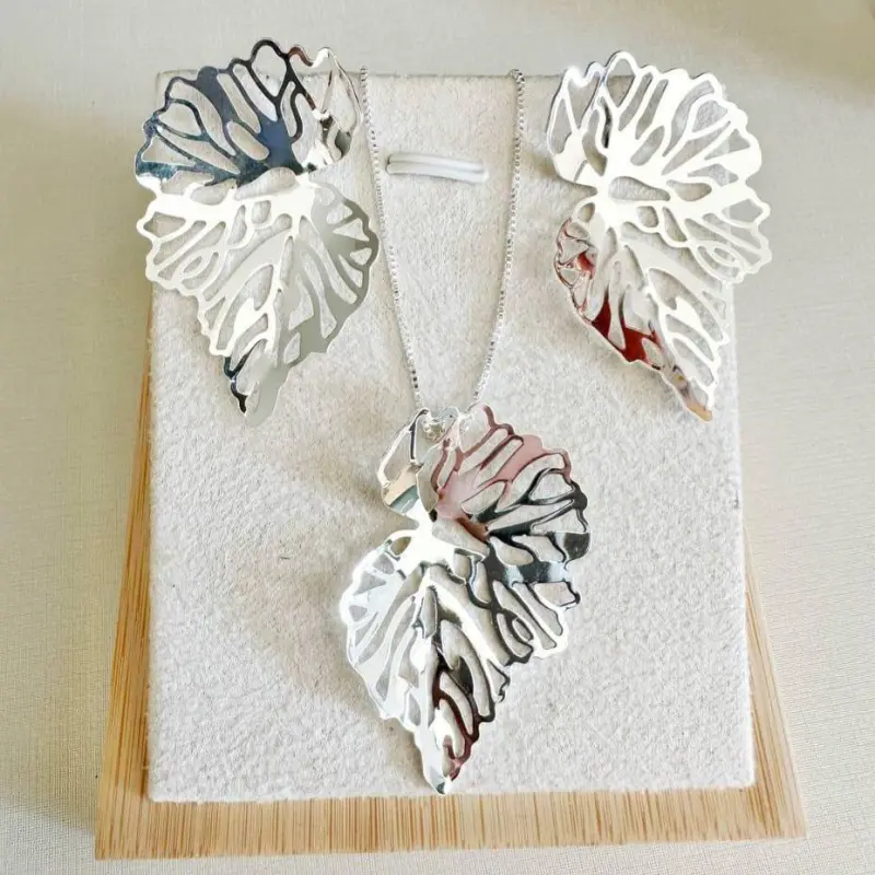 Conjunto Colar e Brincos Meia Flor Vazada Prata