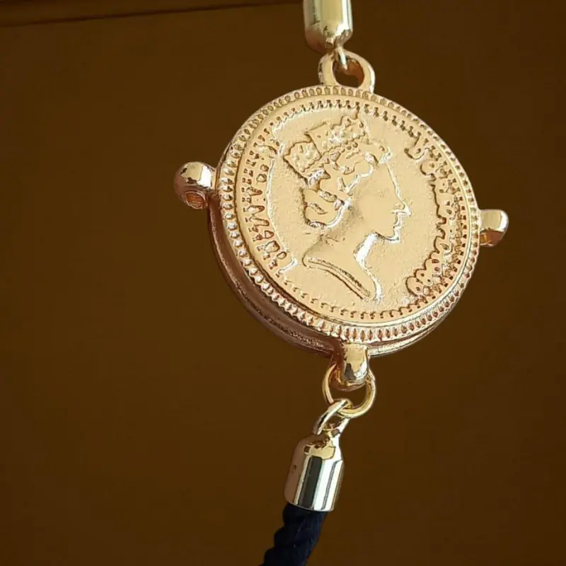 Pulseira Gravatinha Cordão Preto com Entremeio Moeda Banho Ouro By Solange Marçal