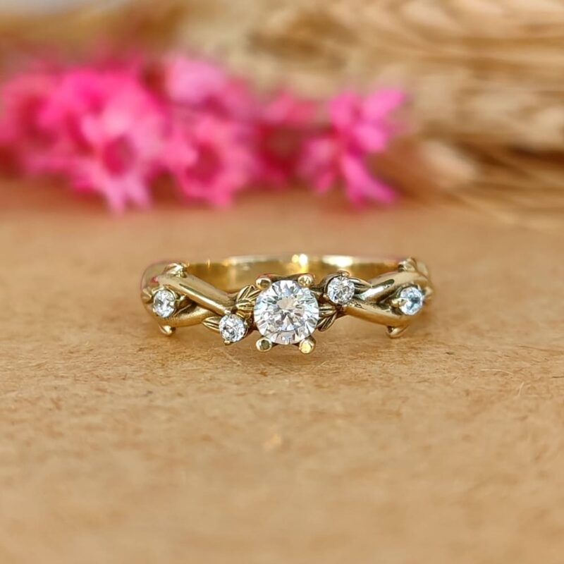 Anel de Moeda Antiga Modelo Versos com Zircônias