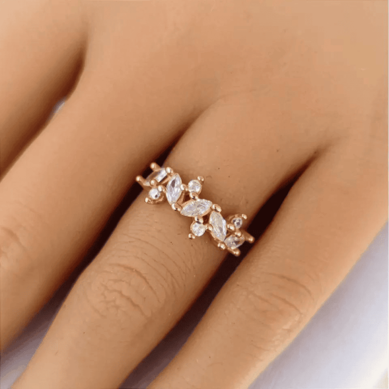 Anel Modelo Flower com Zircônias
