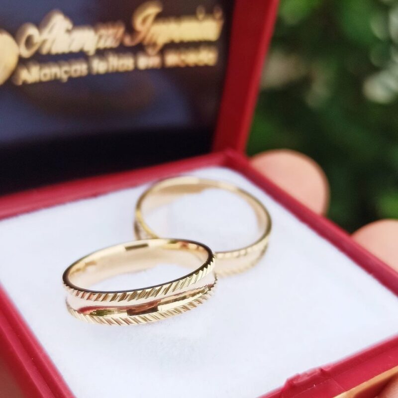 Par Alianças de Moedas Antigas Trabalhadas 4mm Mod. River