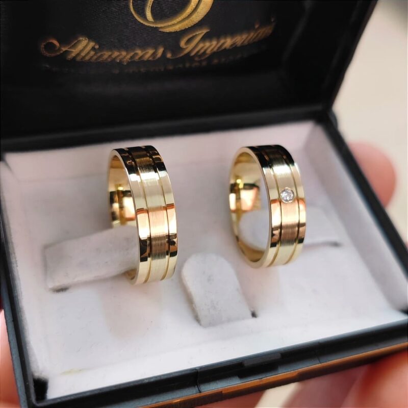 Par Alianças de Moedas Antigas Trabalhadas 6mm Mod. A4 Fosca com Pedra