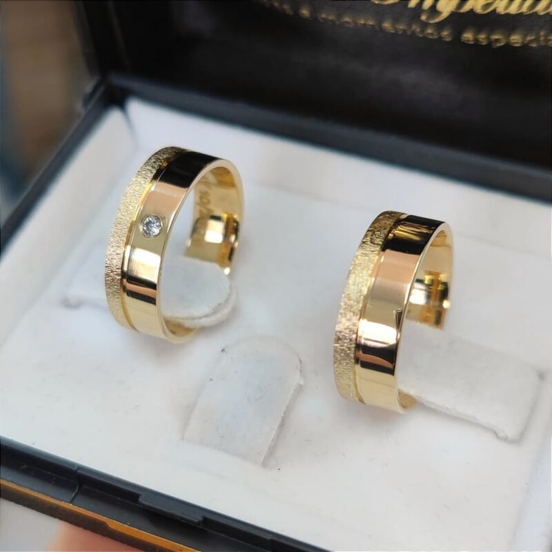 Par Alianças de Moedas Antigas Trabalhadas 8mm reta Mod. R1 Granitada com Zircônia