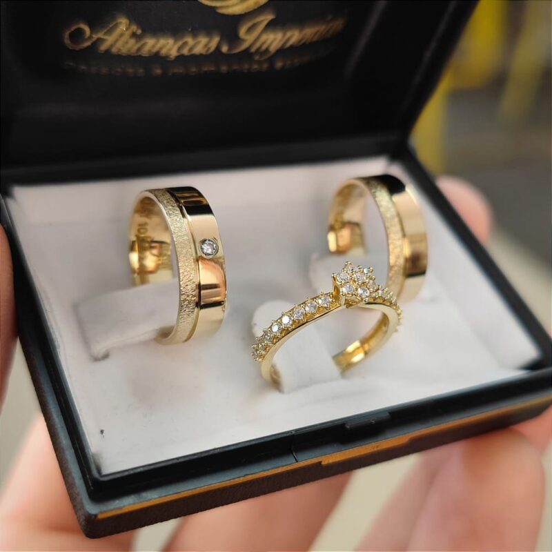 Par de alianças 6mm mod. R1 Granitada com Pedra + anel Imperatriz