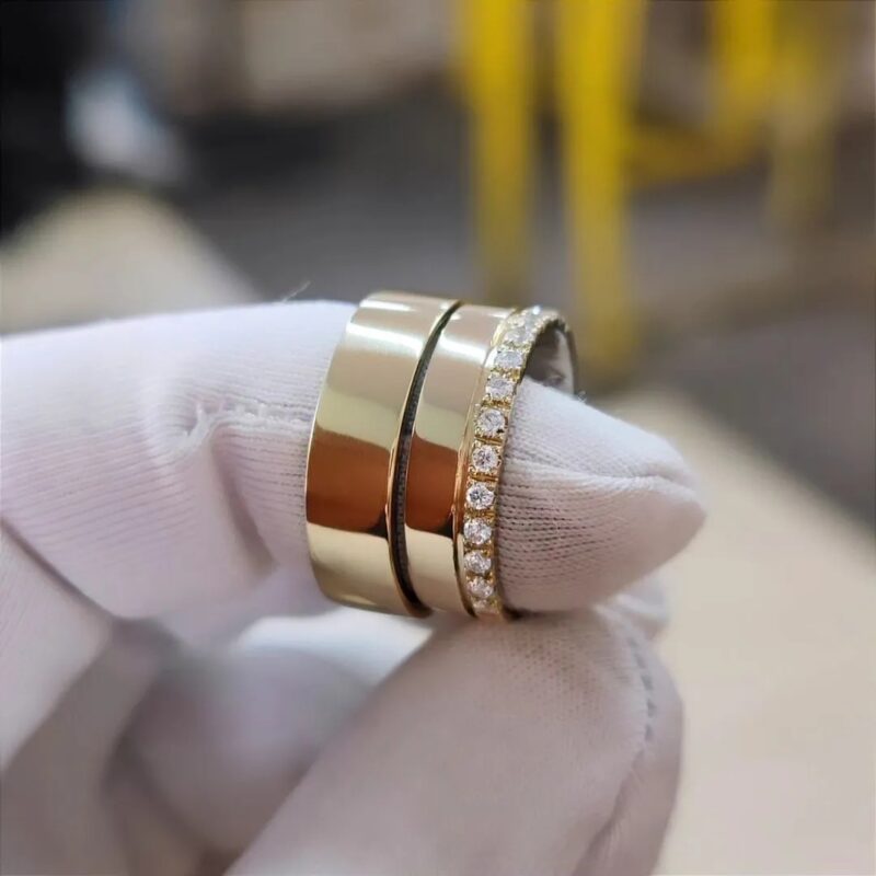 Par de alianças a feminina de 6mm e a masculina de 4mm com zircônias (Mod. PD10)